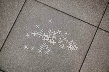 Boşluklar, fayanslarla aynı mesafede tamir etmek için kullanılan önemli bir araçtır. Bir sürü yakın plan var..