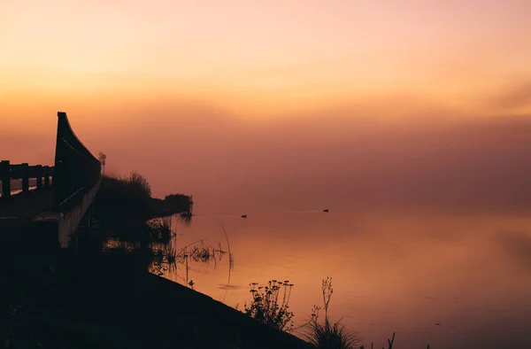 Early Morning Lake Pink Dawn Shrouded Haze Mist Mesmerizing Mysticism — Stok fotoğraf