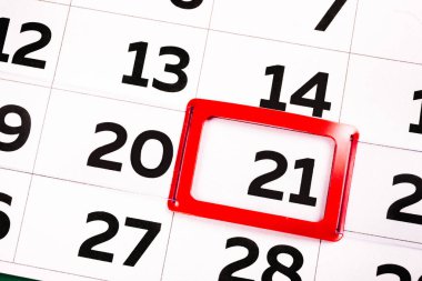 Takvimdeki 21 numara kırmızıyla işaretlenmiş. Ayın yirminci günü. Bugün için gündem. Yakın plan..