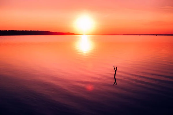 Belo Pôr Sol Laranja Sobre Lago Paz Silêncio Sensação Liberdade — Fotografia de Stock