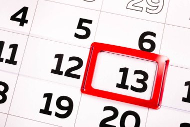 Takvimdeki 13 numara kırmızıyla işaretlenmiş. Ayın on üçüncü günü. Bugün için gündem. Sıradışı bir gün 13. Cuma günüdür. Yakın plan..