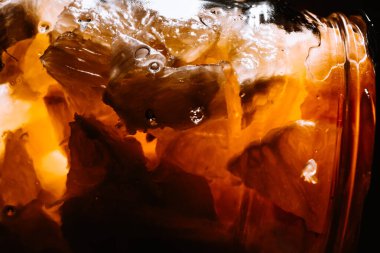 Lemon balla küçük parçalara ayrılmış. Yakın plan çekimde. Sulu, parlak ve zıt bir fotoğraf, iç dekorasyon için bağımsız bir resim olabilir. Bir tutkuya neden olur. Özel duvar kağıdı pankartı .