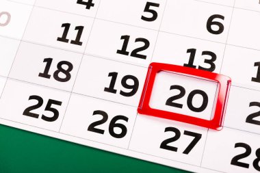 Takvimdeki 20 numara kırmızıyla işaretlenmiş. Ayın yirminci günü. Bugün için gündem. Yakın plan..