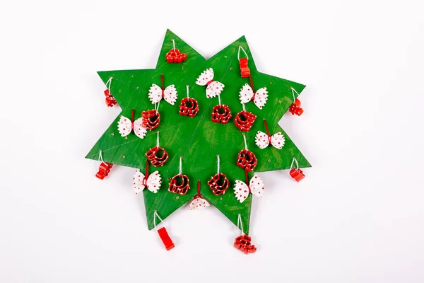 クリスマスツリーの作り方をステップバイステップで説明します 星の形をした緑の段ボールは枝を真似ています Macaroniは 穴に糸で接続されています 接着剤のドロップで固定し 余分なカット — ストック写真