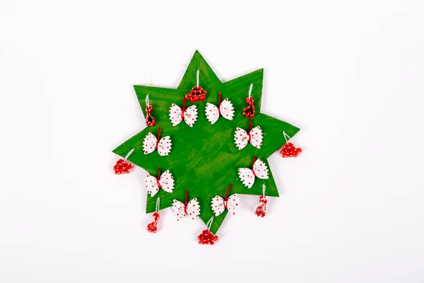 一步一步地说明如何制作圣诞树 星形的绿色纸板模仿树枝 通心粉用线固定在孔中 用胶水滴固定 然后割断多余的部分 — 图库照片