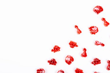 Adım adım bir Noel ağacı dekoru yapmayı öğretiyorum. Fil, kaplumbağa ve zürafa şeklinde makarna kırmızı guaj ya da akrilik ile boyanır. Dekoratif el işi ayrıntıları. Yakın çekim hazır oyuncaklar