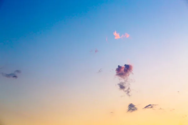 Gün Batımında Şafakta Renkli Bir Gökyüzüne Karşı Kalp Şeklinde Bulut — Stok fotoğraf