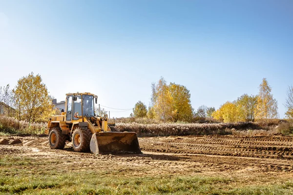 Large Yellow Wheel Loader Aligns Piece Land New Building Preparation — Stock Photo, Image