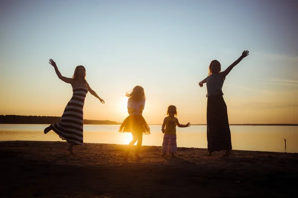 Silhouettes Children Mothers Jumping Having Fun Beach Sunset Light Good — Stock Photo, Image