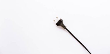 Beyaz arka planda hiçbir şey olmadan izole edilmiş kabloyla siyah düz elektrik prizi. Cihaz kapalı. Elektrik güvenlik önlemleri var. Yakın plan..