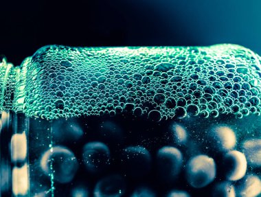 Bezelyeli kavanoz ve köpüklü şurup. Kış için hasat. Hasat yılı ve fazlalıkların korunması. Fütüristik görünüş canlı duyguları çağrıştırıyor. Mutfak yemek odası iç tasarımı için soyut duvar kağıdı.