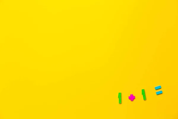 数学例1 1在由儿童塑料数字构成的黄色背景上是等价的 小学数学硕士课程的第一步 简单的行动和解决办法 明亮的旗帜 — 图库照片