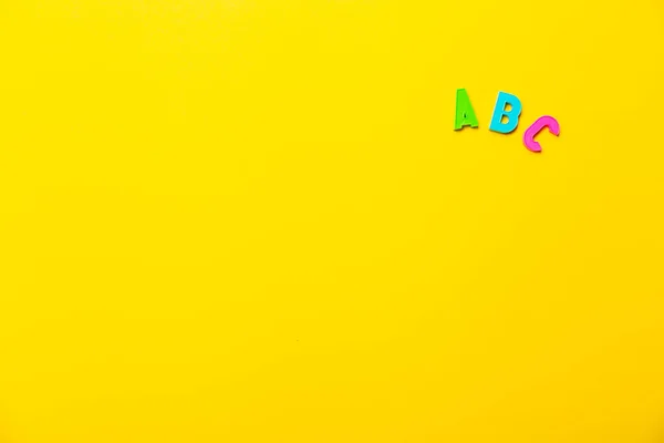 Letras Multicolores Del Alfabeto Sobre Fondo Amarillo Aprender Idiomas Extranjeros —  Fotos de Stock