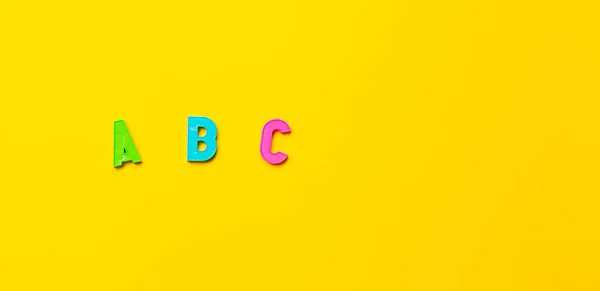黄色背景上的字母A C的多色字母 为初学者学习外语 小学教育 语法课 带有免费文字空间的教育主题横幅 — 图库照片