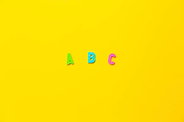 Різнокольорові Літери Алфавіту Жовтому Тлі Вивчення Іноземної Мови Початківців Початкова — стокове фото