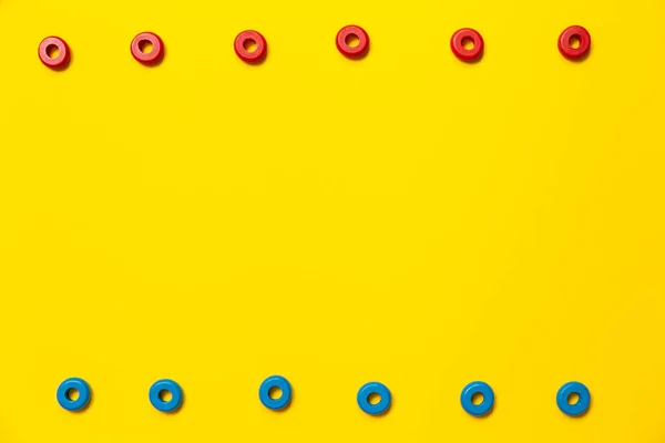 Fundo Amarelo Anéis Cores Vermelhas Azuis Mesmo Tamanho Que Formam — Fotografia de Stock