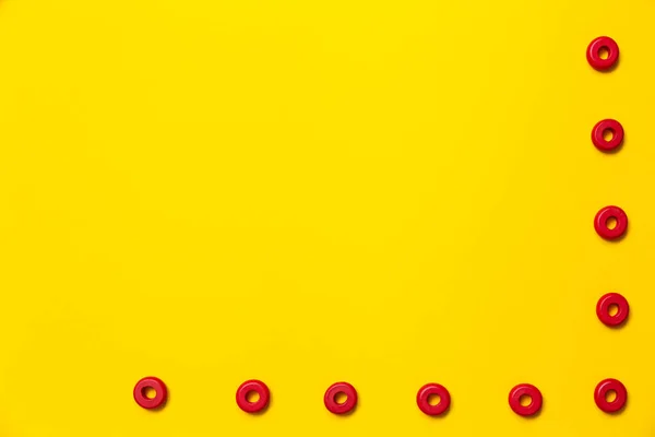 在黄色的背景上 有相同尺寸的红色环 形成了儿童教育和发展的框架 放置文本和其他信息的备份 — 图库照片