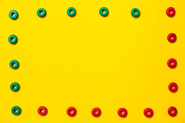 Жёлтом Фоне Кольца Одинакового Размера Зеленого Красного Цветов Которые Формируют — стоковое фото