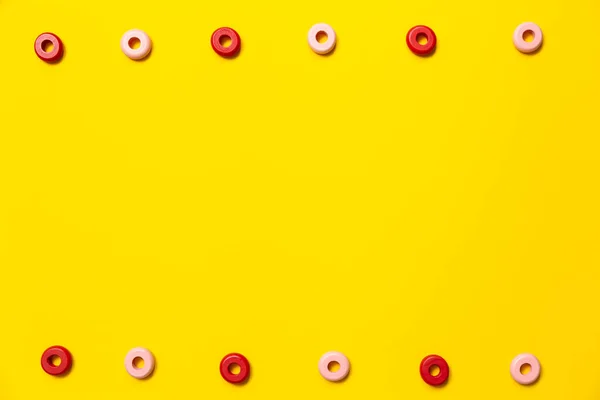 Fundo Amarelo Anéis Cores Vermelhas Rosa Mesmo Tamanho Que Formam — Fotografia de Stock