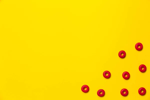 Pada Latar Belakang Kuning Ada Cincin Warna Merah Dengan Ukuran — Stok Foto