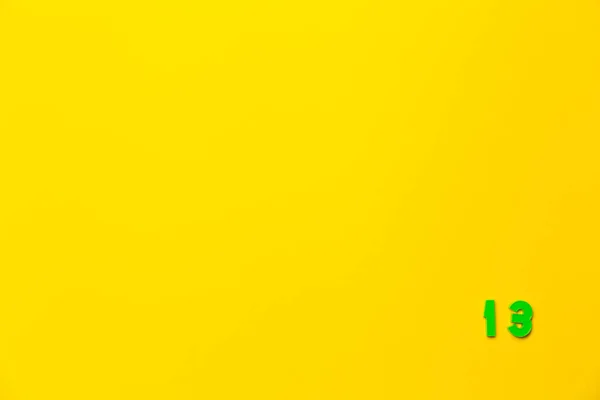 Zelená Plastová Hračka Číslo Třináct Umístěna Pravém Dolním Rohu Žlutém — Stock fotografie