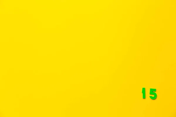 Zelená Plastová Hračka Číslo Patnáct Umístěna Pravém Dolním Rohu Žlutém — Stock fotografie