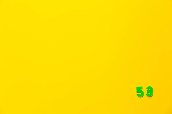 플라스틱 장난감 53은 노란색 배경에 오른쪽하단 코너에 — 스톡 사진