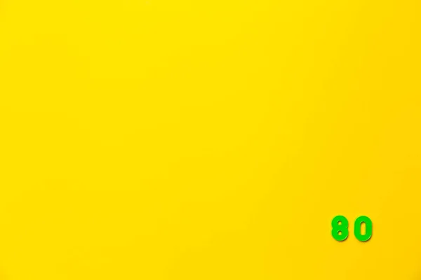 Zelená Plastová Hračka Číslo Osmdesát Nachází Pravém Dolním Rohu Žlutém — Stock fotografie