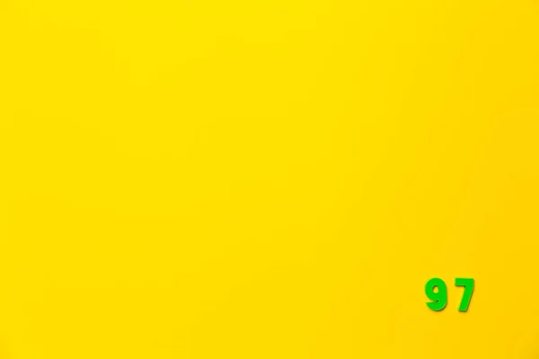 Doksan Yedi Numaralı Yeşil Plastik Oyuncak Sarı Arka Planda Sağ — Stok fotoğraf