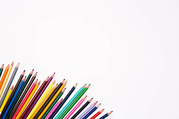 白い紙に文字の代わりに分離された色鉛筆 未就学児 大人の創造的な開発と教育の芸術的テーマにバナー 美術文具 — ストック写真