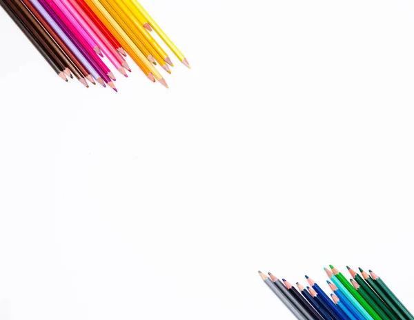 白い背景に2つの側面で分離された色鉛筆のフレームは テキストのための自由な場所で 子供や大人の創造的な開発と教育のアート文房具とバナー — ストック写真