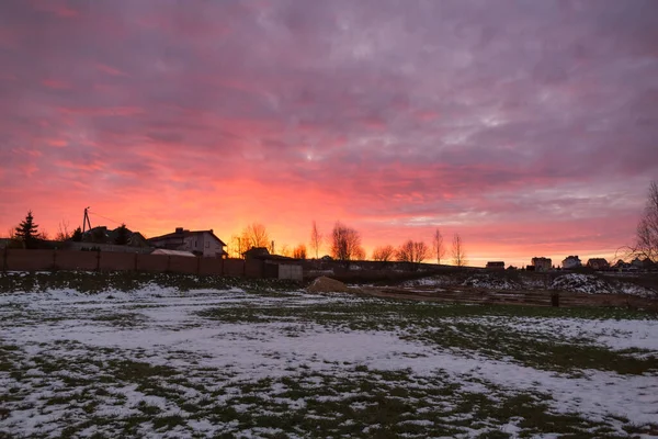 Плоский Шматок Землі Виставлений Продаж Аукціоні Взимку Красивим Рожевим Хмарним — стокове фото