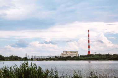 Birleştirilmiş ısı, elektrik santrali ve soğutma kaynaklı bir göl. Şehrin nüfusunun üretimi ve tedariği için CHP 'ye elektrik ve sıcak merkezi su sağlanıyor. Teknoloji ve doğa.