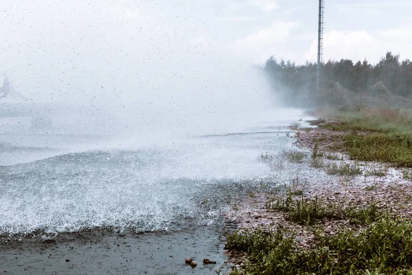 Birleştirilmiş ısı, elektrik santrali ve soğutma kaynaklı bir göl. Şehrin nüfusunun üretimi ve tedariği için CHP 'ye elektrik ve sıcak merkezi su sağlanıyor. Teknoloji ve doğa.