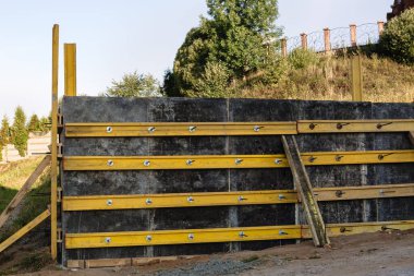 Bir istinat duvarı veya karşı kale inşaatı, formalite, takviye, beton dökme hazırlığı, inşaat alanı. Bölgenin gelişimi. Toprak kaymasına karşı önleyici tedbirler.