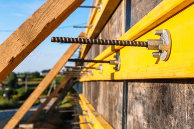 Bir istinat duvarı ya da karşı kale inşaatı, formalite, takviye, beton dökme hazırlığı, inşaat alanı. Bölgenin gelişimi. Toprak kaymasına karşı önleyici tedbirler.