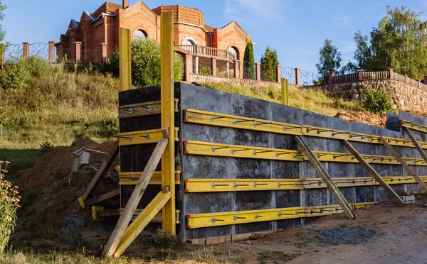 Bir istinat duvarı veya karşı kale inşaatı, formalite, takviye, beton dökme hazırlığı, inşaat alanı. Bölgenin gelişimi. Toprak kaymasına karşı önleyici tedbirler.