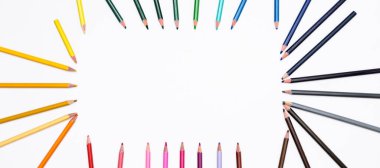 Köşedeki beyaz arka planda izole edilmiş renkli kalemlerin çerçevesi yazı için boş yer var. Çocuk ve yetişkinlerin yaratıcı gelişimi ve eğitiminin sanat kırtasiyesiyle pankart.