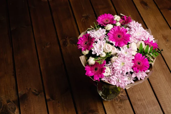 Grande Bonito Buquê Crisântemos Gerberas Rosas Samambaias Cores Rosa Roxo — Fotografia de Stock