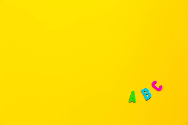多色文字黄色の背景にアルファベットのA 初心者のための外国語を学ぶ 小学校教育 文法レッスン 無料テキストスペースと教育テーマのバナー — ストック写真