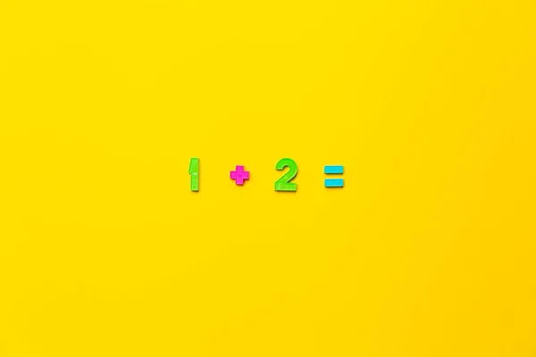 Математичний Приклад Один Плюс Два Дорівнює Жовтому Фону Зробленому Дитячих — стокове фото