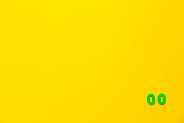 Зеленая Пластиковая Игрушка Номер Ноль Находится Правом Нижнем Углу Желтом — стоковое фото