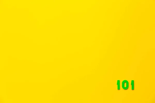 Yüz Bir Numaralı Yeşil Plastik Oyuncak Sarı Arka Planda Sağ — Stok fotoğraf