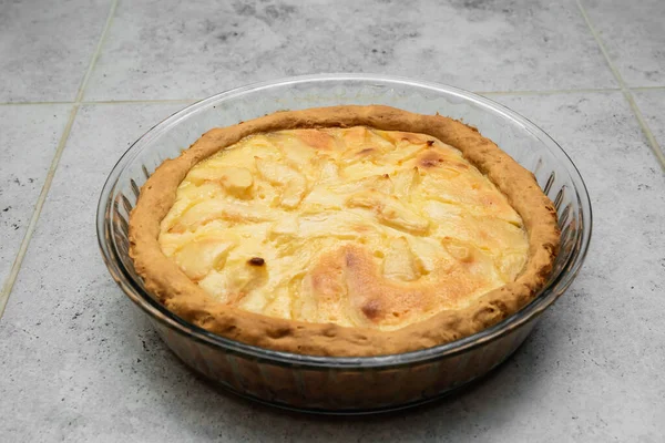 Evde sevgili annenin sıcaklığı, sevgisi ve ilgisiyle pişirilmiş armut ve elmalı lezzetli turta. Kısa hamurlu, kızarmış kabuklu ve güzel kenarlı hamur işi. Basit ev yapımı kekler. Yakın plan..