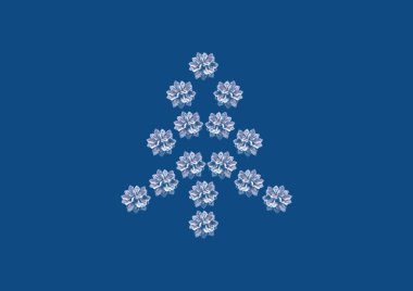 Mavi arka plandaki köknar kozalaklarından yapılmış Noel ağacının yaratıcı düzeni. Doğa Yeni Yıl Konsepti.