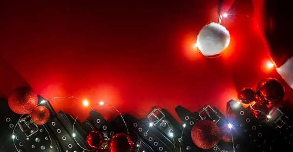 Sztandar Noworoczny Kapeluszem Mikołaja Girlandą Kulkami Świątecznymi Czarnymi Skórzanymi Usztywniaczami — Zdjęcie stockowe