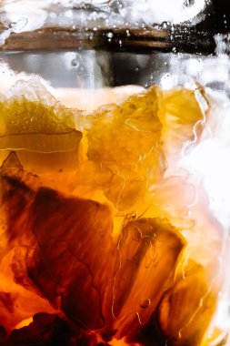 Lemon balla küçük parçalara ayrılmış. Yakın plan çekimde. Sulu, parlak ve zıt bir fotoğraf, iç dekorasyon için bağımsız bir resim olabilir. Bir tutkuya neden olur. Özel duvar kağıdı pankartı .