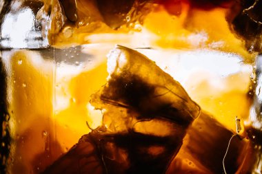 Lemon balla küçük parçalara ayrılmış. Yakın plan çekimde. Sulu, parlak ve zıt bir fotoğraf, iç dekorasyon için bağımsız bir resim olabilir. Bir tutkuya neden olur. Özel duvar kağıdı pankartı .