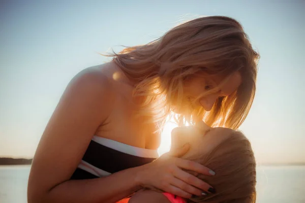 阳光灿烂的一天 妈妈和女儿拥抱在一起聊天 暑假或在海滩度假的周末 单身母亲与孩子交流的心理 后续行动 — 图库照片