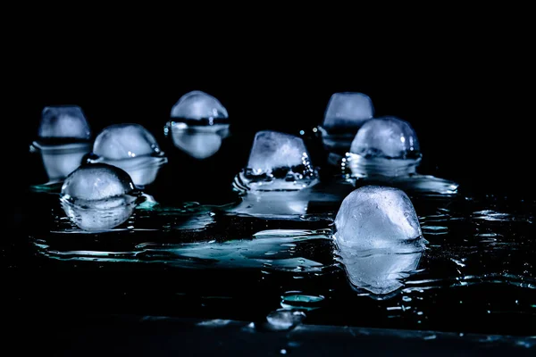 Cubos Gelo Derretendo Refletem Uma Superfície Espelho Contra Fundo Escuro — Fotografia de Stock